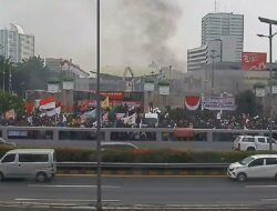 Aksi Demo ‘Darurat Indonesia’, Ribuan Buruh dan Mahasiswa Kepung DPR